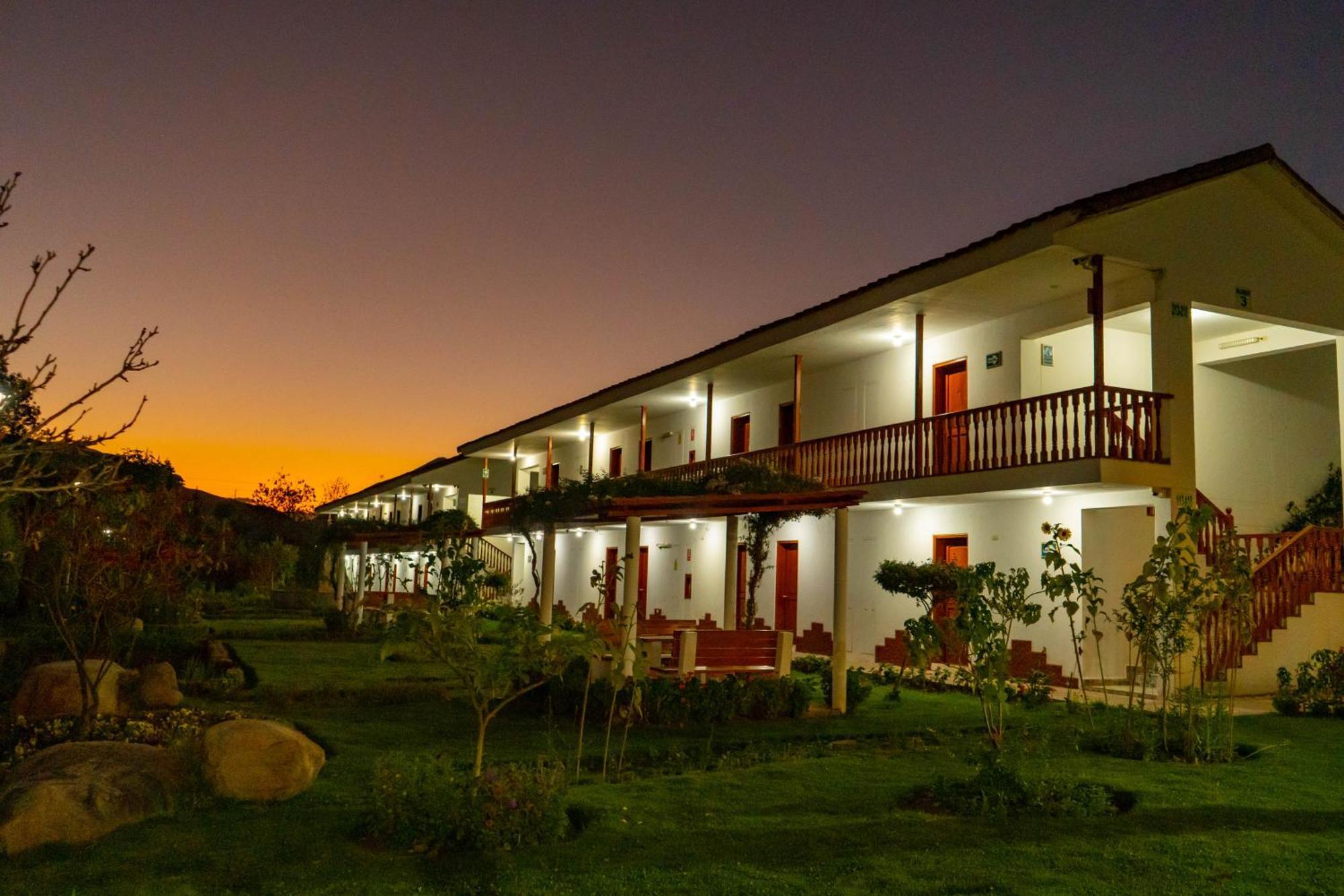 Hotel Agustos Urubamba Bagian luar foto
